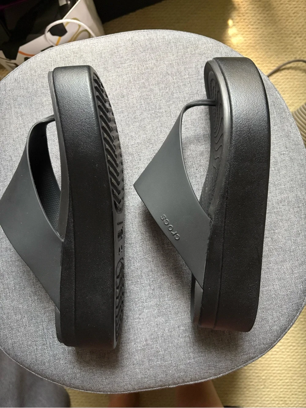 NWOT CROCS Brooklyn Black Platform Thong Sandals